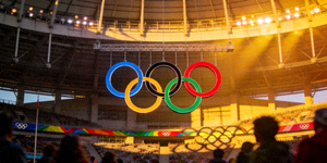 奥运会五环标志在体育场背景上